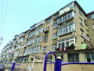 癡呆老頭被反鎖家中 欲用繩子從5樓爬下 癡呆老頭被反鎖家中 欲用繩子從5樓爬下