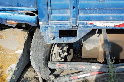 青島環灣路發生慘烈車禍 4車連撞堵路兩小時