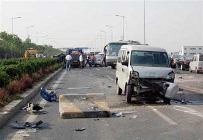 青島環灣路發生慘烈車禍 4車連撞堵路兩小時