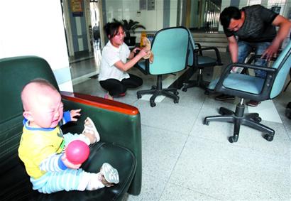 十個(gè)月大男嬰陪爹娘打工 十個(gè)月大男嬰陪爹娘打工