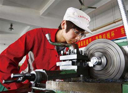 技校企業(yè)聯(lián)姻培養(yǎng)金藍(lán)領(lǐng) 月薪均超3000元 技校企業(yè)聯(lián)姻培養(yǎng)金藍(lán)領(lǐng) 月薪均超3000元