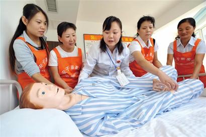 技校企業(yè)聯(lián)姻培養(yǎng)金藍(lán)領(lǐng) 月薪均超3000元 技校企業(yè)聯(lián)姻培養(yǎng)金藍(lán)領(lǐng) 月薪均超3000元