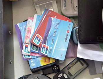 男子狂刷POS機套現(xiàn)千萬 幫顧客代養(yǎng)信用卡(圖) 男子狂刷POS機套現(xiàn)千萬 幫顧客代養(yǎng)信用卡(圖)