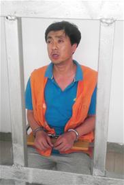 男子狂刷POS機套現(xiàn)千萬 幫顧客代養(yǎng)信用卡(圖) 男子狂刷POS機套現(xiàn)千萬 幫顧客代養(yǎng)信用卡(圖)