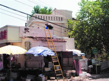 大巴硬闖信號山撞斷電線 拽下磚頭砸中孕婦 大巴硬闖信號山撞斷電線 拽下磚頭砸中孕婦