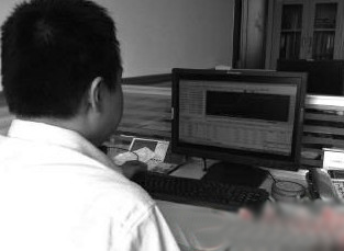 民警正在查看證據,錄像是受害人錄制的交易過程。