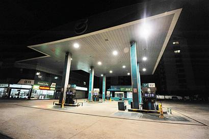 青島油價下調創紀錄 車主空倉過夜才加油