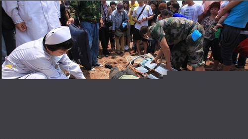 青島棧橋便衣城管毆打殘疾小販 