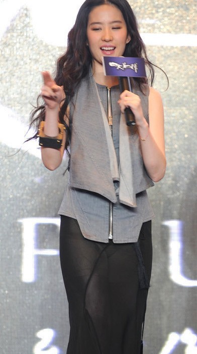 劉亦菲透視裙露平角內褲 江一燕露背性感險走光