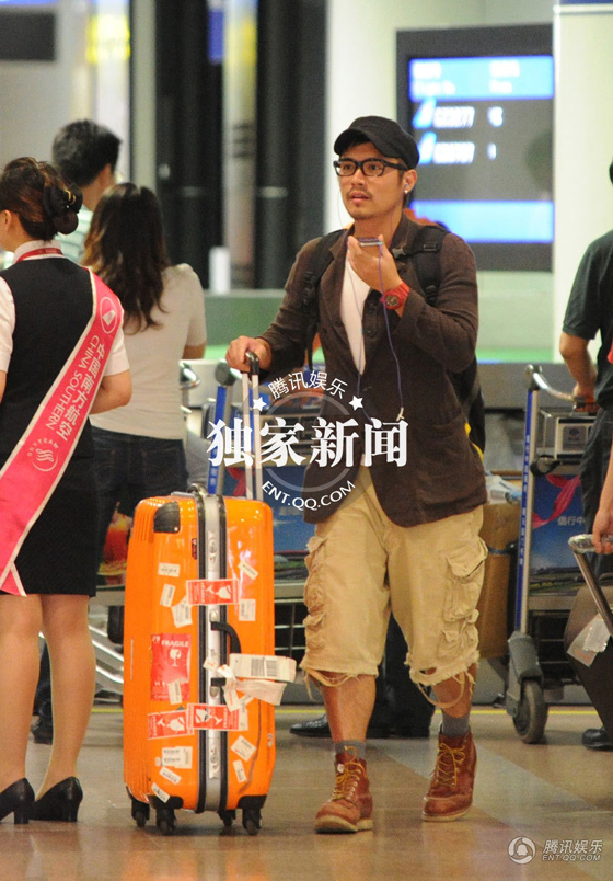 范逸臣戀上內地演員陳潔 兩人街頭激情熱吻