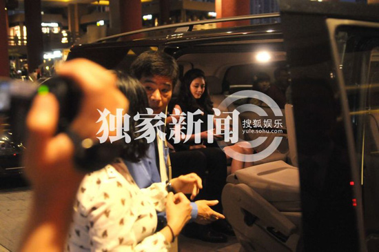 汪小菲現身緊攥大S