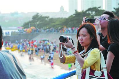 端午外地游客擠爆青島前海景區 本地人跑郊區