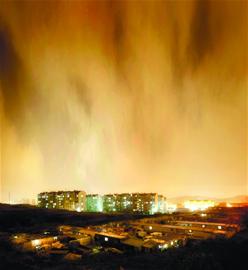 70人蝸居廢品村 燒柴做飯四處找水遙望城市璀璨燈光 70人蝸居廢品村 燒柴做飯四處找水遙望城市璀璨燈光