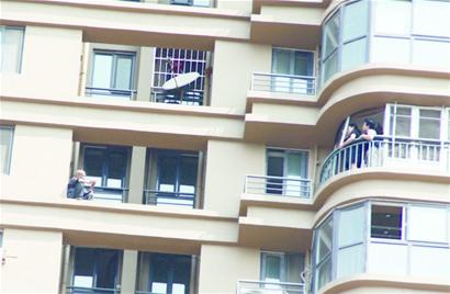 男子辛苦撫養孩子伺候重病母親 自己染病欲跳樓