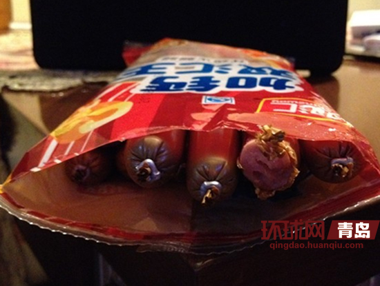 雙匯火腿腸保質期內散發惡臭 包裝內肉末散落