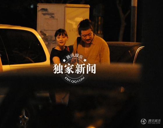 梅婷深夜泡吧心情好 笑顏會(huì)見(jiàn)神秘男 梅婷深夜泡吧心情好 笑顏會(huì)見(jiàn)神秘男