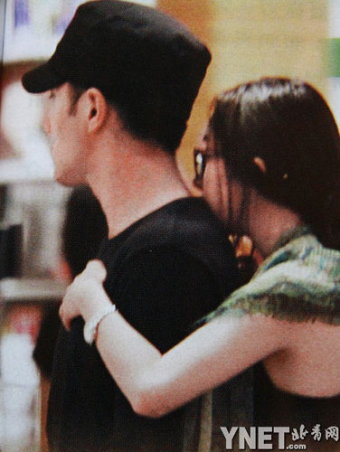 楊冪當(dāng)眾C罩杯胸襲劉愷威