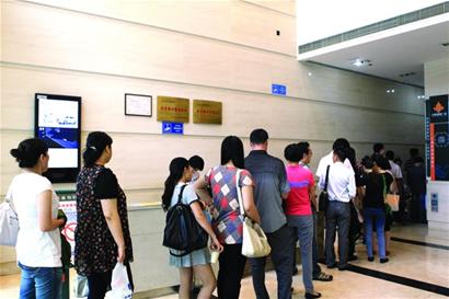 清晨上班高樓電梯也塞車 清晨上班高樓電梯也塞車