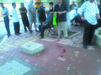 醉漢摔破頭拒絕去醫(yī)院 被硬拉上救護(hù)車 醉漢摔破頭拒絕去醫(yī)院 被硬拉上救護(hù)車