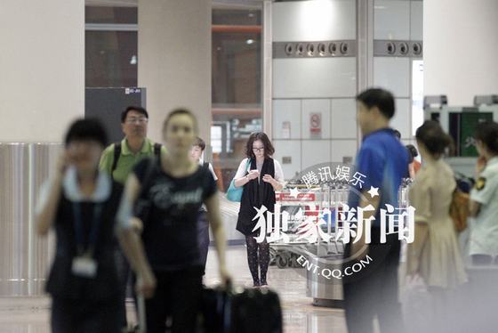 秦海璐富態現身玉石首飾搶眼 變歐巴桑黑絲秀短粗腿