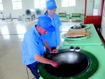 青島嶗山純手工炒茶:鍋?zhàn)顮C超200度 鐵砂掌翻飛葉如雨下