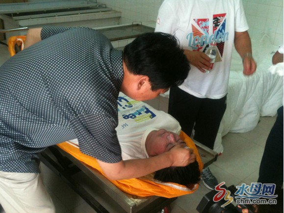 父親為兒子擦去臉上的灰燼 父親為兒子擦去臉上的灰燼