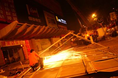 3噸重銹蝕廣告樓頂鬧懸 城管夜戰(zhàn)5小時(shí)強(qiáng)拆