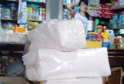 劣質(zhì)餐巾紙擦得嘴發(fā)麻 常用可致癌癥 劣質(zhì)餐巾紙擦得嘴發(fā)麻 常用可致癌癥