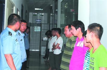 媽媽帶2歲娃上黑網吧 濃重煙味刺鼻 媽媽帶2歲娃上黑網吧 濃重煙味刺鼻