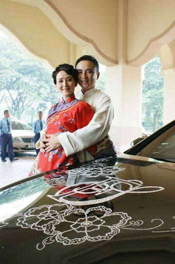 揭秘女星婚禮現場百態 胡靜老公向其跪行一路