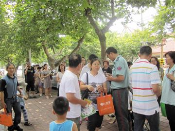 熱點小學搶號排隊擠破門 冷門學校少人問津 熱點小學搶號排隊擠破門 冷門學校少人問津