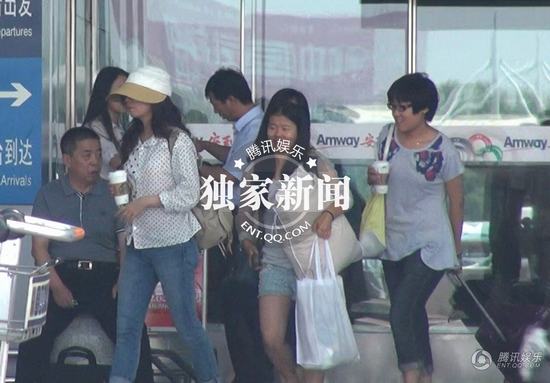 趙薇低調回京露“粗腰”