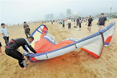 青島沖浪人:駕一葉扁舟做浪尖舞者 青島沖浪人:駕一葉扁舟做浪尖舞者