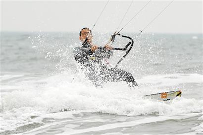 青島沖浪人:駕一葉扁舟做浪尖舞者 青島沖浪人:駕一葉扁舟做浪尖舞者