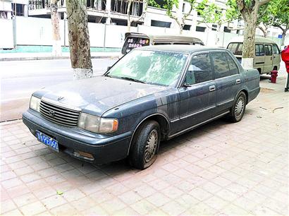 青島常見霸道報廢車被批環境流氓 一身灰塵一占兩年