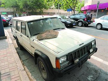 青島常見霸道報廢車被批環境流氓 一身灰塵一占兩年