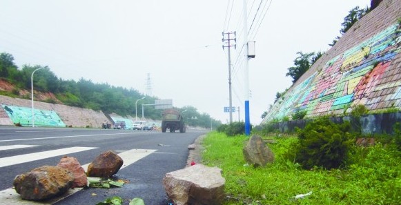 實地探訪青島5災害易發(fā)區(qū) 山體裸露山石滾落路邊 實地探訪青島5災害易發(fā)區(qū) 山體裸露山石滾落路邊