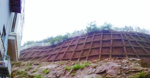 實地探訪青島5災害易發(fā)區(qū) 山體裸露山石滾落路邊 實地探訪青島5災害易發(fā)區(qū) 山體裸露山石滾落路邊