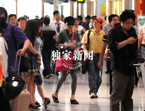 蔡明與助理一同離京 素顏衣著低調