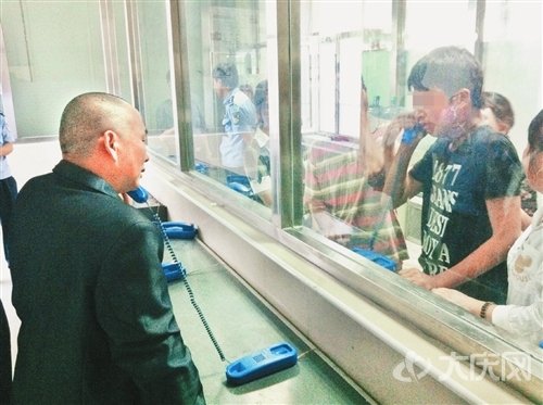 3年未見，父子倆見面時(shí)失聲痛哭