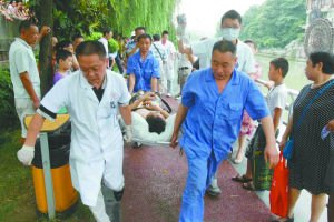 成都一男子當街切腹自殺 刀口達10厘米腸子流出