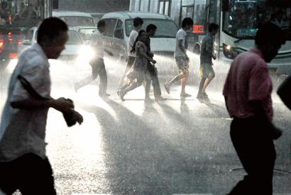 青島雷雨多趟列車晚點(diǎn)千名旅客滯留 青島雷雨多趟列車晚點(diǎn)千名旅客滯留