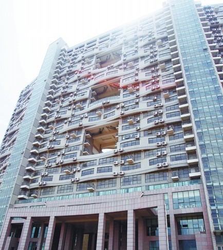 青島魯信長春花園承重柱裸露在外 泡水中現裂痕 青島魯信長春花園承重柱裸露在外 泡水中現裂痕