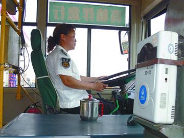 青島最熱公交381路高達(dá)38℃ 司機(jī)緊挨68℃發(fā)動(dòng)機(jī)