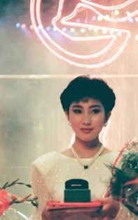 青島第一屆選美小姐美貌與氣質并重 噴發膠頂高音頭 青島第一屆選美小姐美貌與氣質并重 噴發膠頂高音頭