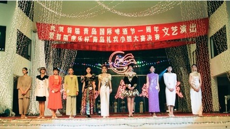 青島第一屆選美小姐美貌與氣質并重 噴發膠頂高音頭 青島第一屆選美小姐美貌與氣質并重 噴發膠頂高音頭