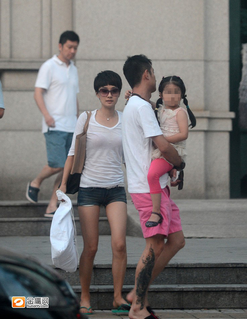 文章馬伊琍抱愛女吃飯 文章馬伊琍抱愛女吃飯