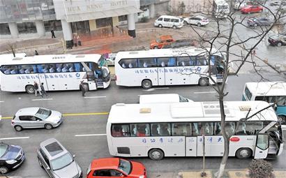 進青大巴排起來頂2條香港路長 堵死前海擰成麻花 進青大巴排起來頂2條香港路長 堵死前海擰成麻花