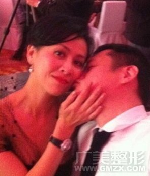 劉嘉玲露出惹火上圍，被張叔平趴在肩膀上膩歪，還被其親吻臉頰