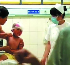 幼兒園黑校車急轉彎側翻 兩名幼兒受重傷